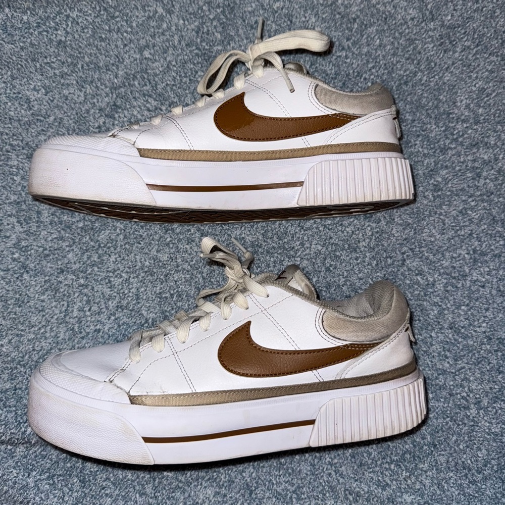 Nike women’s court legacy lift shoes
Size 9
Brown and white